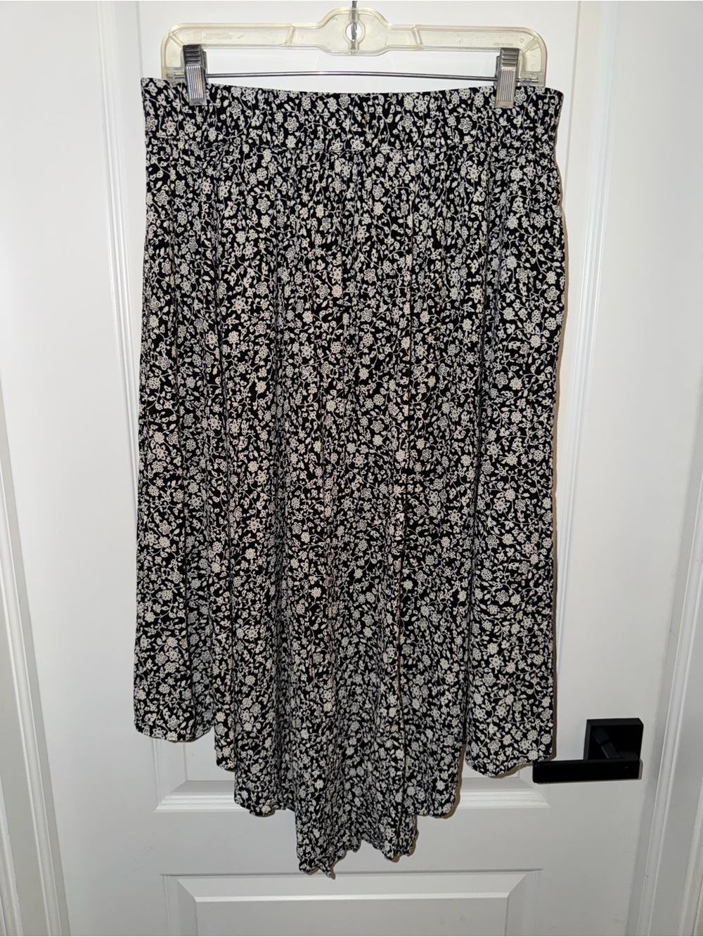 Witchery Black White Floral Midi Skirt Size 10 Pull On Pleated Viscose Boho